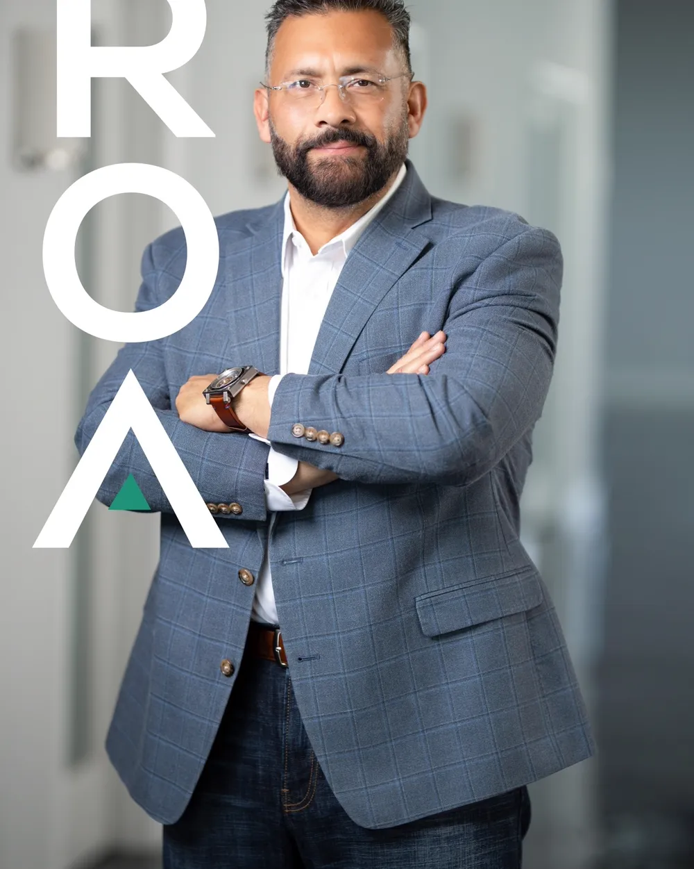 Retrato de Luis Coronel, agente de bienes raíces con licencia de Realty of America en Indianápolis.