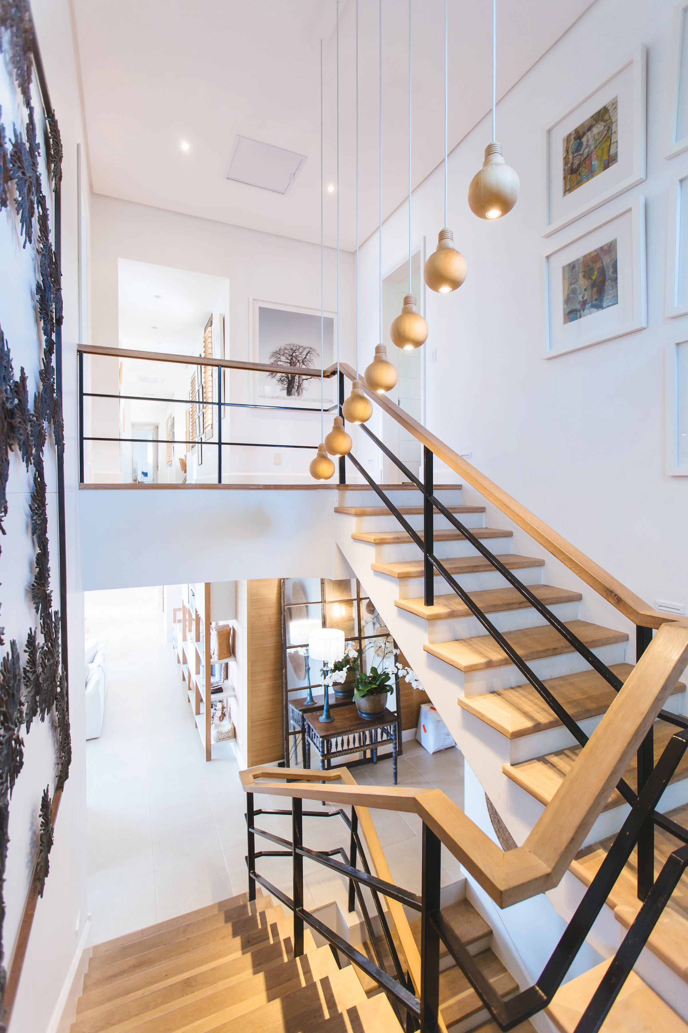 Una escalera arquitectónica luminosa. Fotografía ilustrativa.