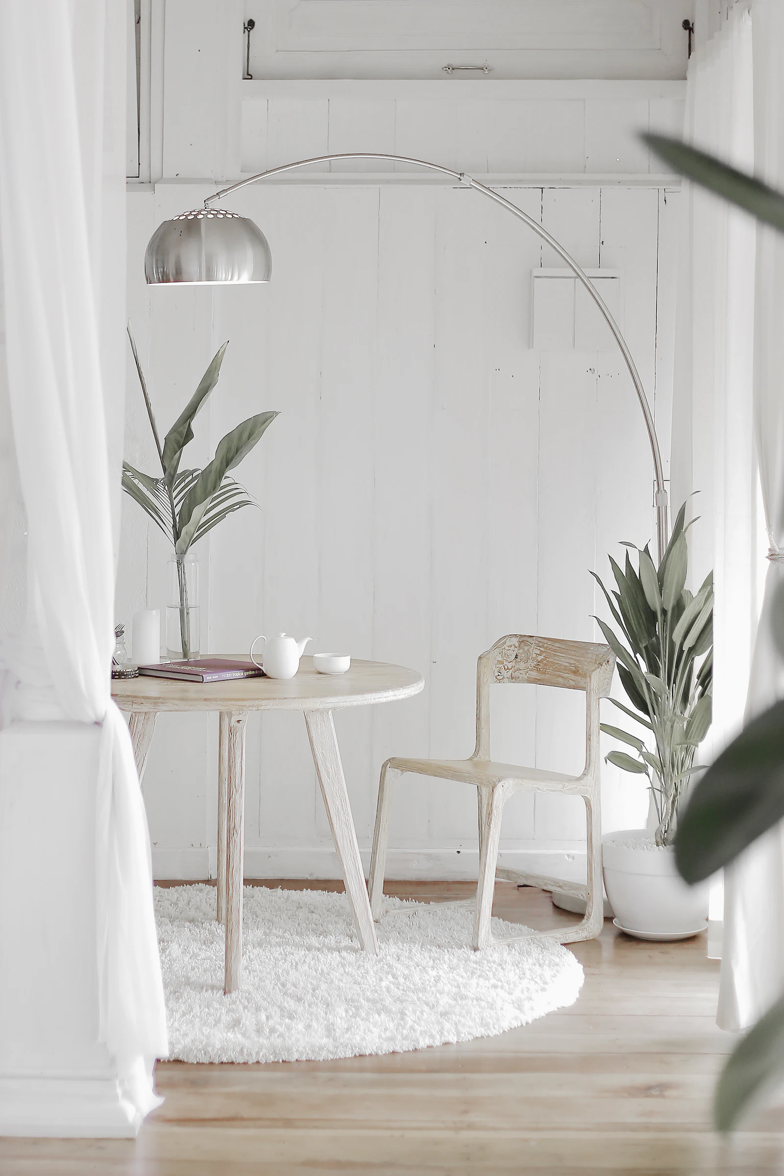 Un interior tranquilo y luminoso con plantas y muebles sencillos. Fotografía ilustrativa.