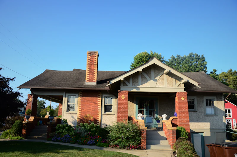 Fotografía ilustrativa que evoca el carácter residencial de Broad Ripple Village, Indiana. No es la fotografía de una propiedad específica.