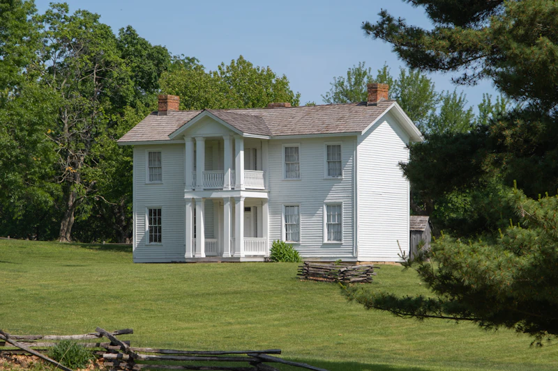 Fotografía ilustrativa que evoca el carácter residencial de Zionsville, Indiana. No es la fotografía de una propiedad específica.
