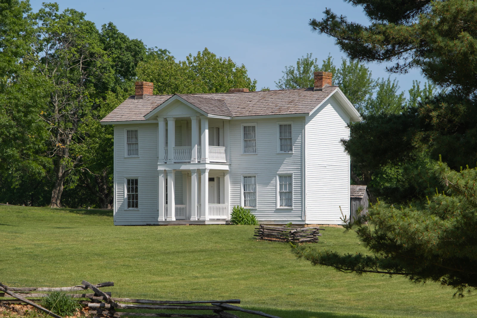 Fotografía ilustrativa que evoca el carácter residencial de Zionsville, Indiana. No es la fotografía de una propiedad específica.