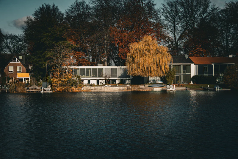 Fotografía ilustrativa que evoca el carácter residencial de Geist, Indiana. No es la fotografía de una propiedad específica.